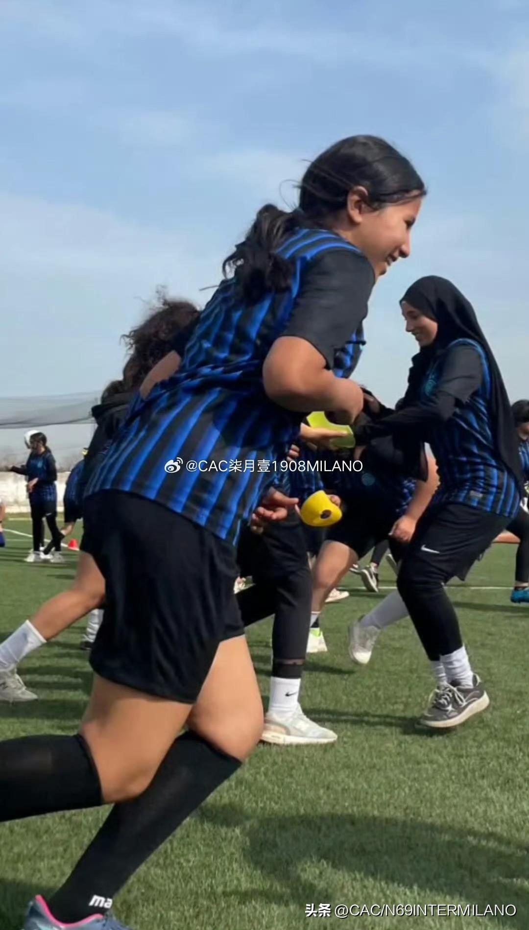 同样的热爱，不同的付出，
屏蔽社交网络，远离聚光灯，
他(她)们是真正值得送上掌