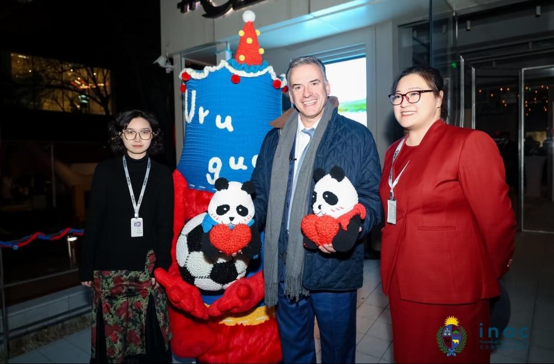 北京三里屯昨晚迎来一位特别客人。乌拉圭总统突然现身潮流地标小白楼，在人群惊喜的目