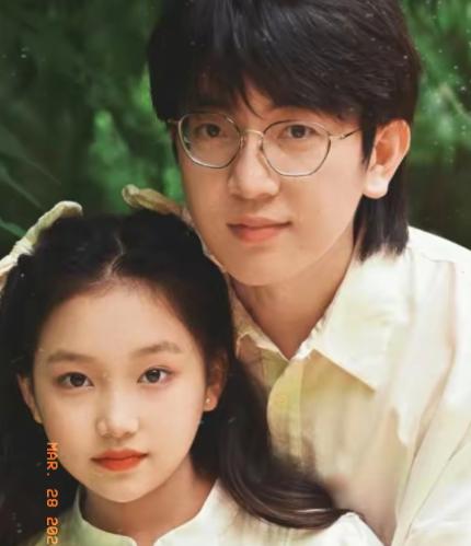 上海街头常有人聊起小语的事，

说她眼睛治好后第一句话是“爸，对不起”。

可翻