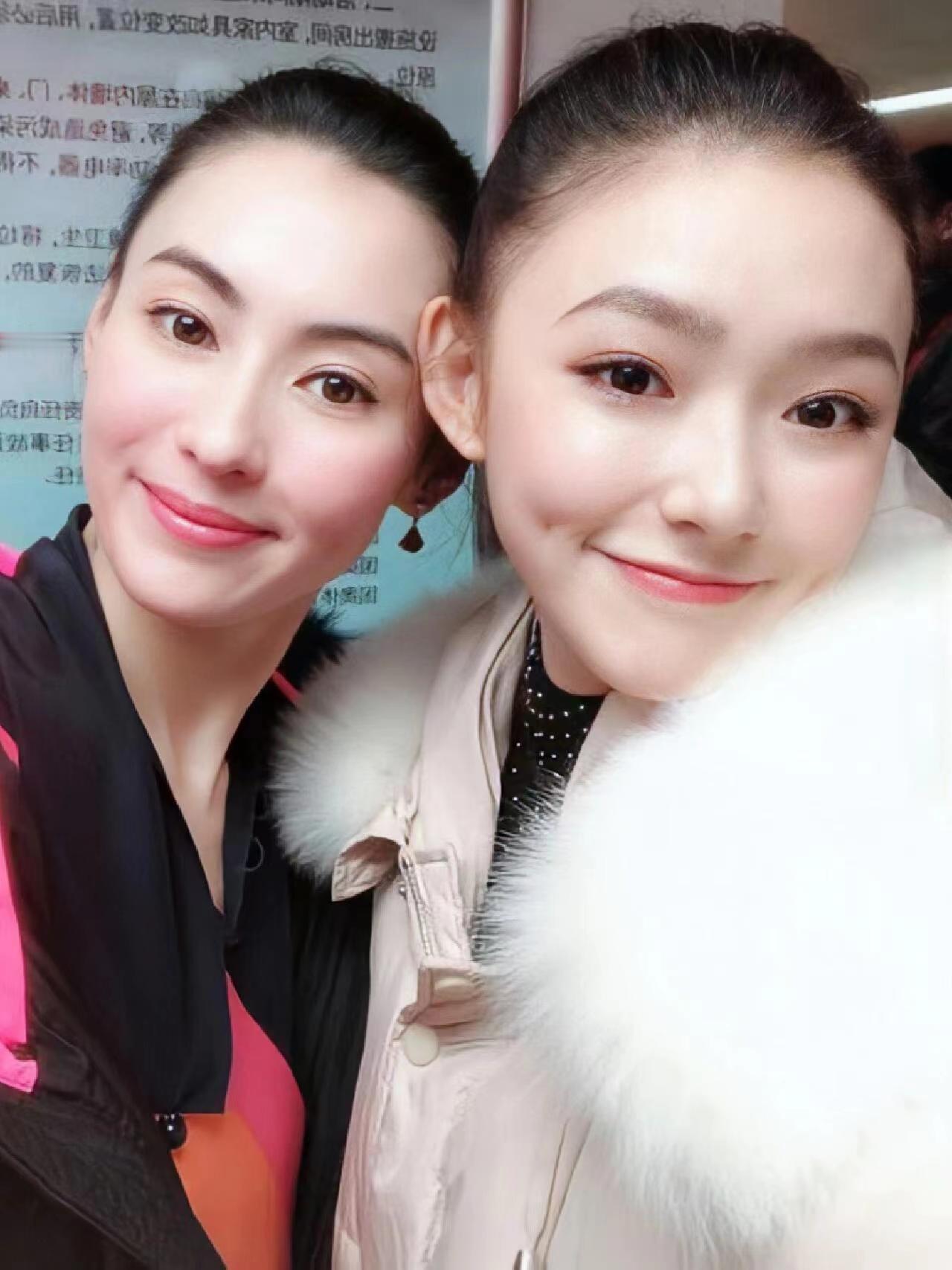 两位张柏芝和林允星女郎合影！小头小脸真的绝杀，谁的骨相更优越 ​​​