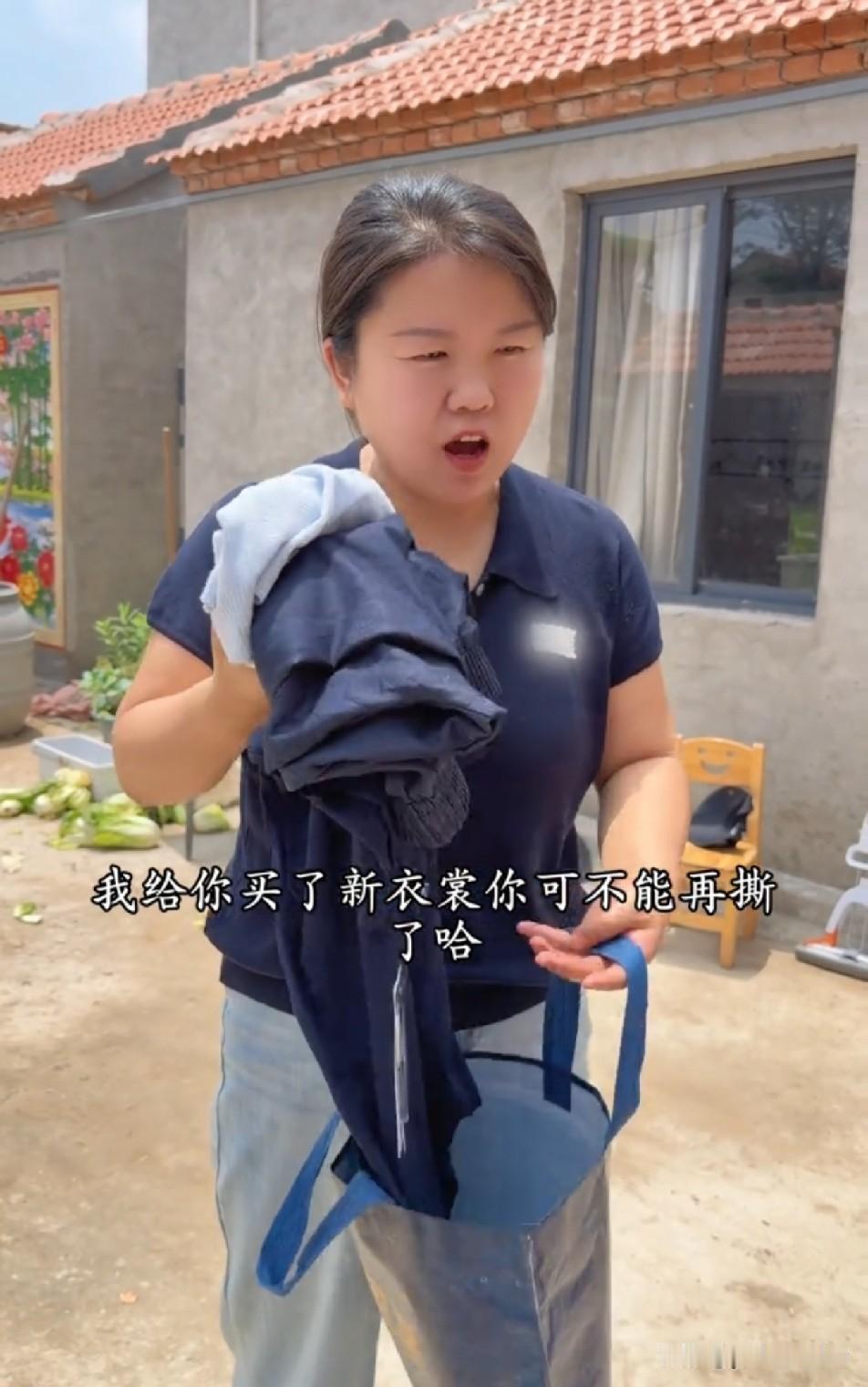 妮娃要回娘家了，小徐给妮娃买了新衣服，穿上新衣服看着精神多了