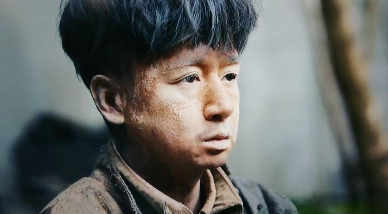 他浑身是血爬进张家大门，第一句话是“云魁让我把这个交给你”。
丁玉娇盯着那柄沾满