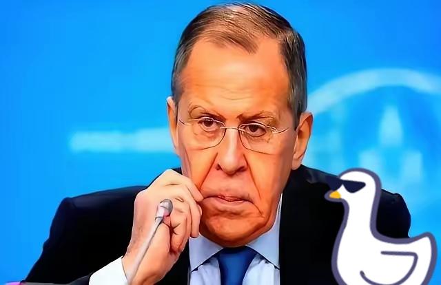 那个俄罗斯老头，拉夫罗夫，一句话就把天给聊透了。
 
​他说，美国人怕我们，是因