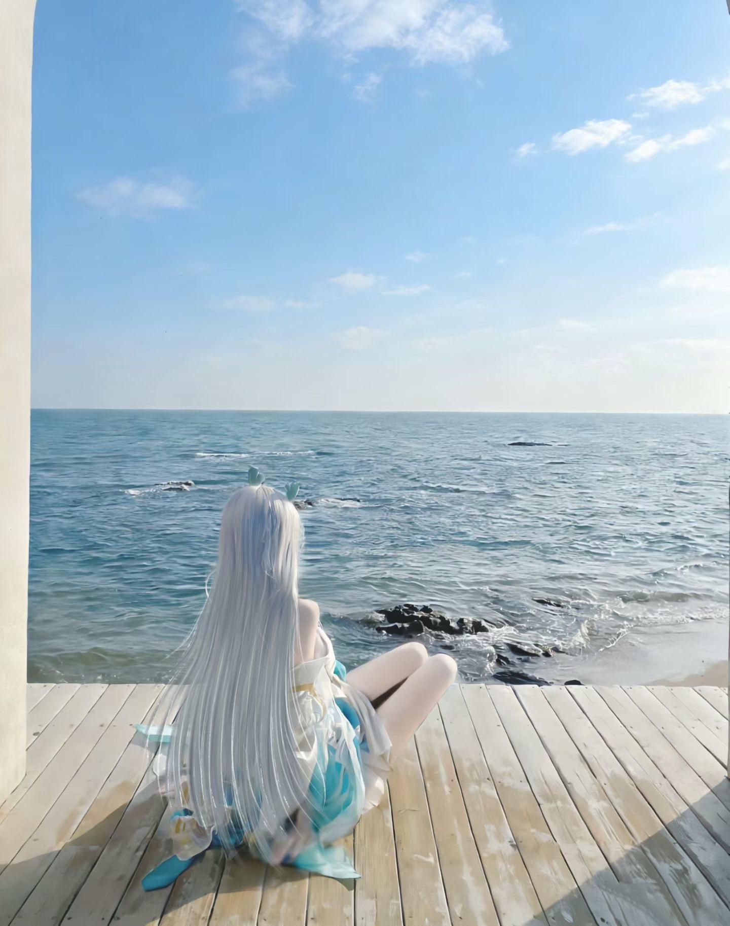 海边。