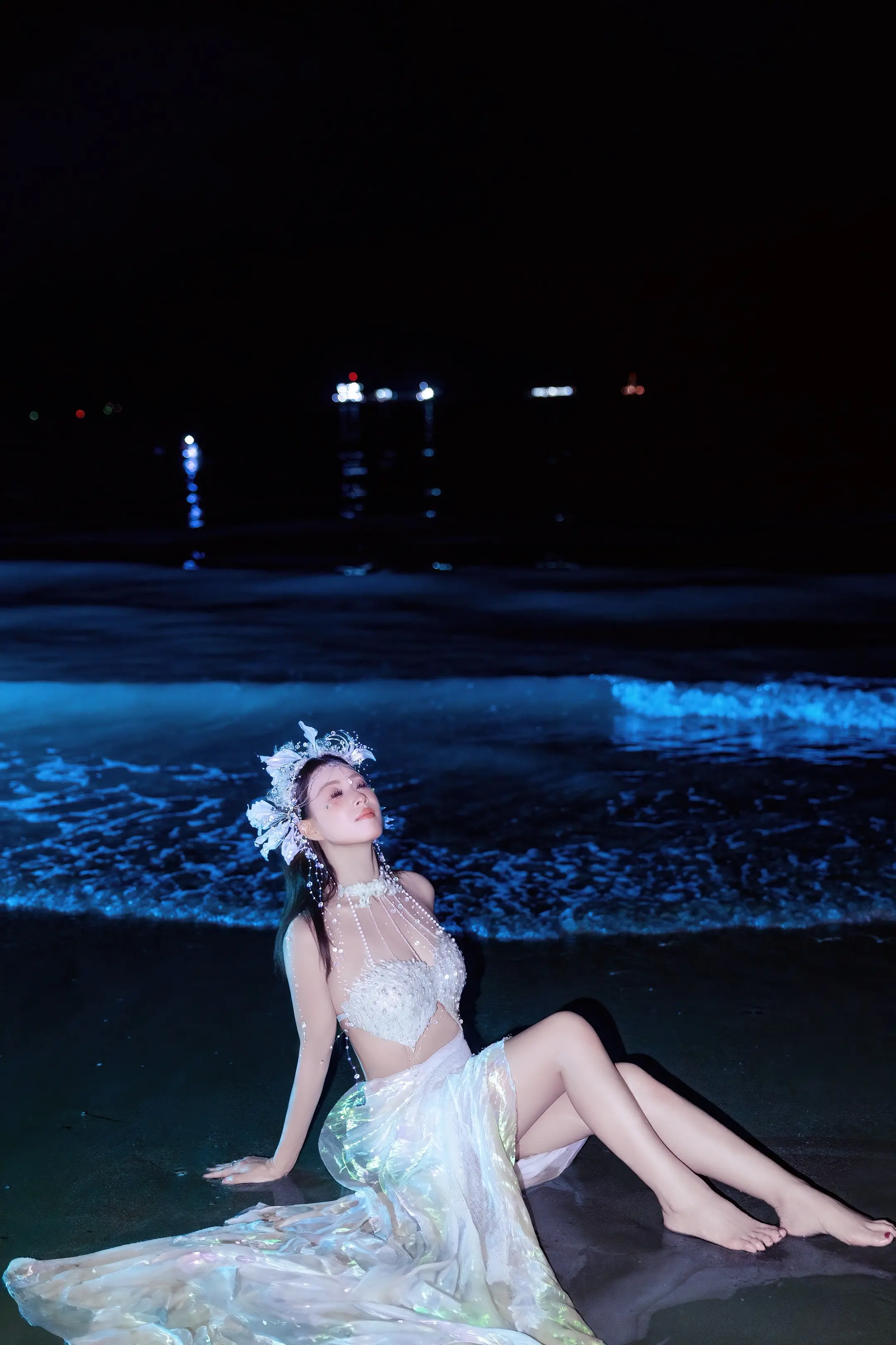 传说人鱼会在夜晚，带着海上的光辉和满身的繁星、奔向远方 .