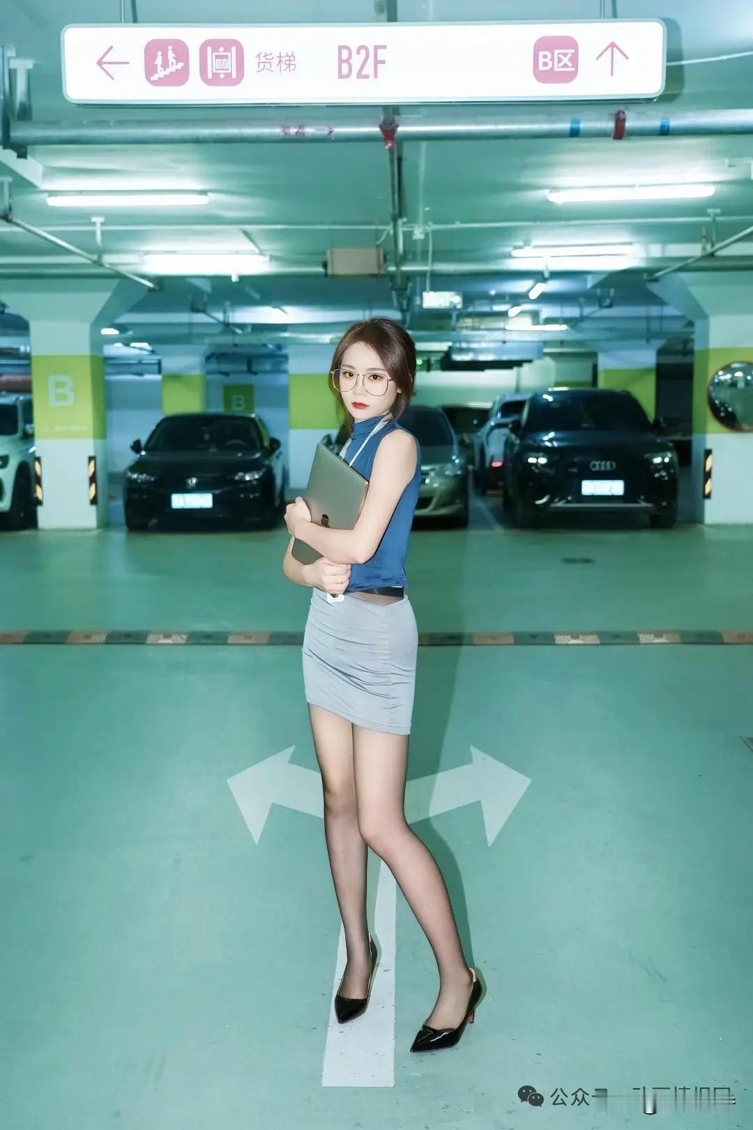 停车场里的优雅风，蓝白搭配，尽显都市女性魅力！职场女性如何穿出优雅知性气质