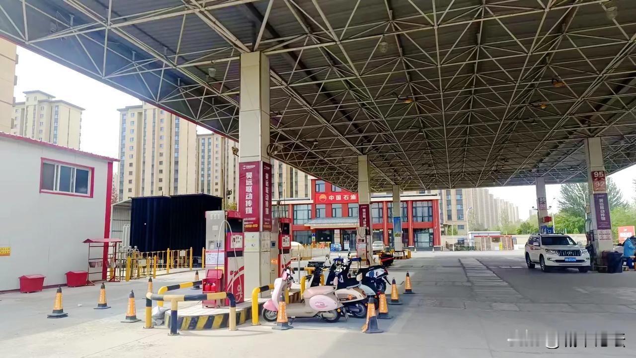 现在加油站生意已经这么差了吗？加油机围起来做电瓶车停车位，安全隐患不少吧？
现在