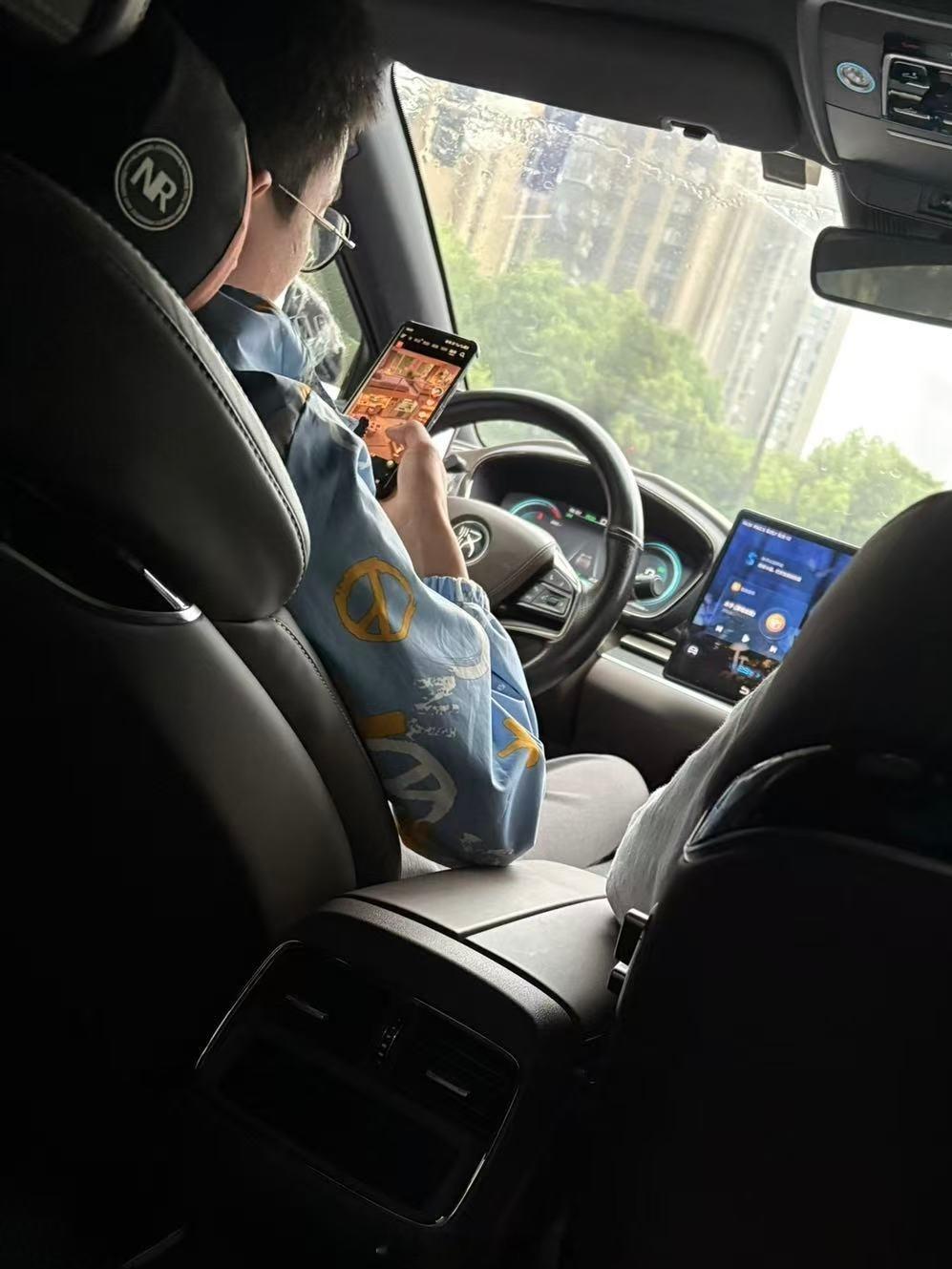 今天我老婆遇到件非常无语的事情上海台风天打了辆滴滴滴滴司机似乎还没准备好上班路上