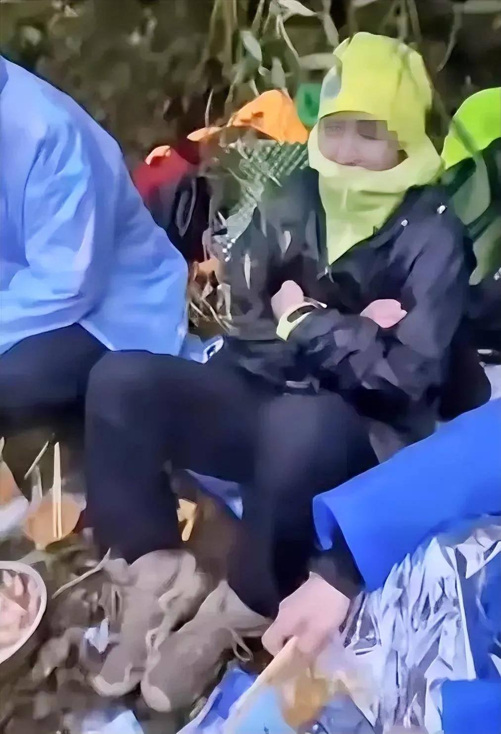 在那遥远而神秘的秦岭深处，冰晶顶矗立，宛如天地间的一座孤独丰碑，静静地诉说着自然