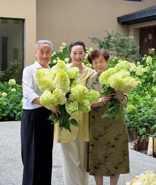 林依轮妻子西华带着父母在自家院子里摘桃子！西华爸爸都已经93岁，妈妈89岁，但老
