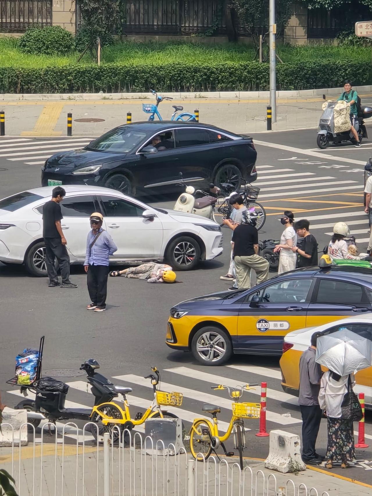 真希望人都没事儿

你可别光看表面，看着撞得好像不严重，趴在地上说不定会被地面高