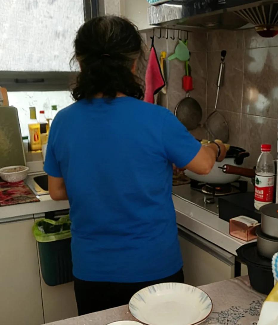 刘妈前天下午三点多钟 ，包的饺子。韭菜猪肉馅的。她说，我先包40个，老头子你先吃