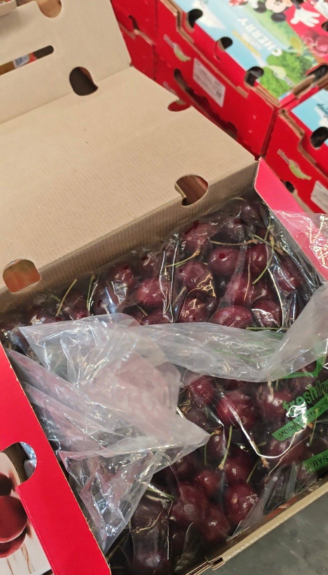 【今年过年还买得到车厘子吗？】4J车厘子批发价跌到每斤30元 近日，多位水果商家