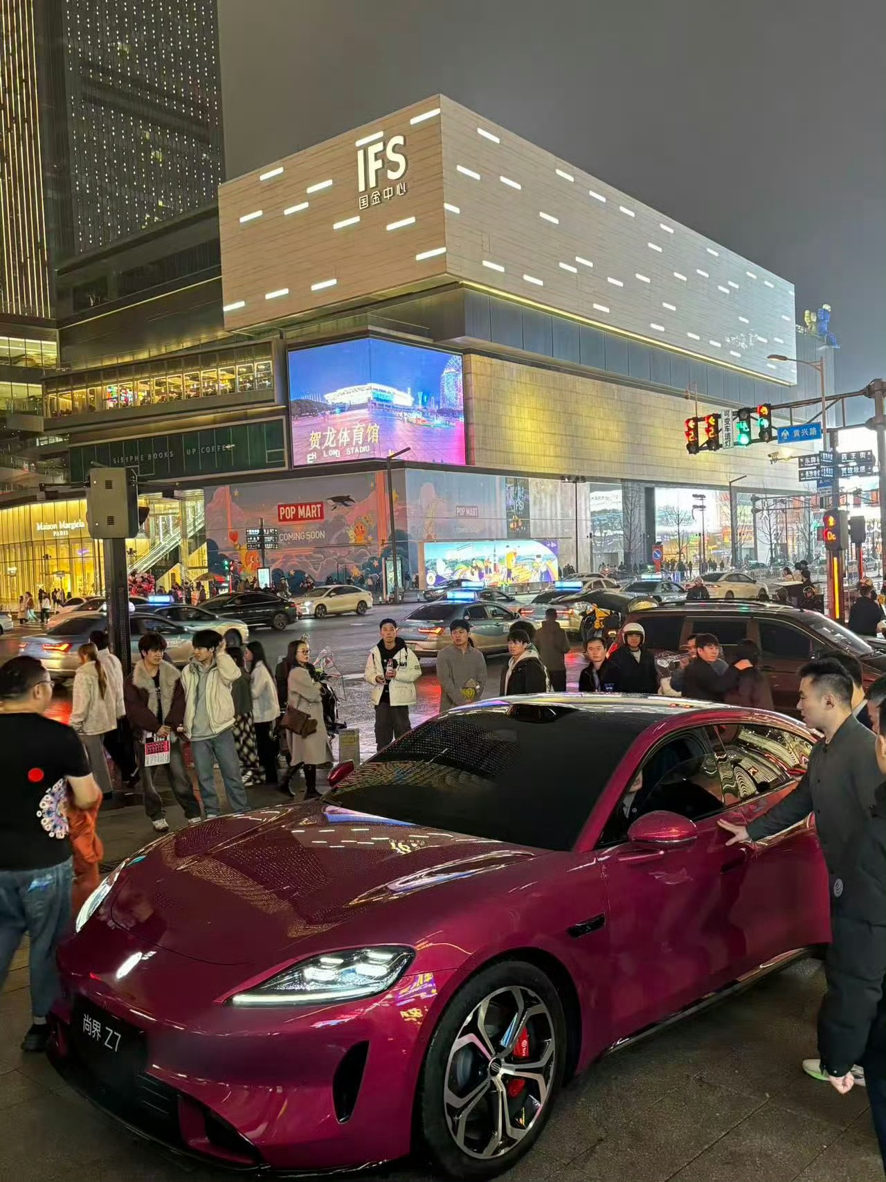 尚界Z7闪现长沙五一广场可恶！比在发布会现场还能靠近车，闹市区摆放确实挺能吸睛的