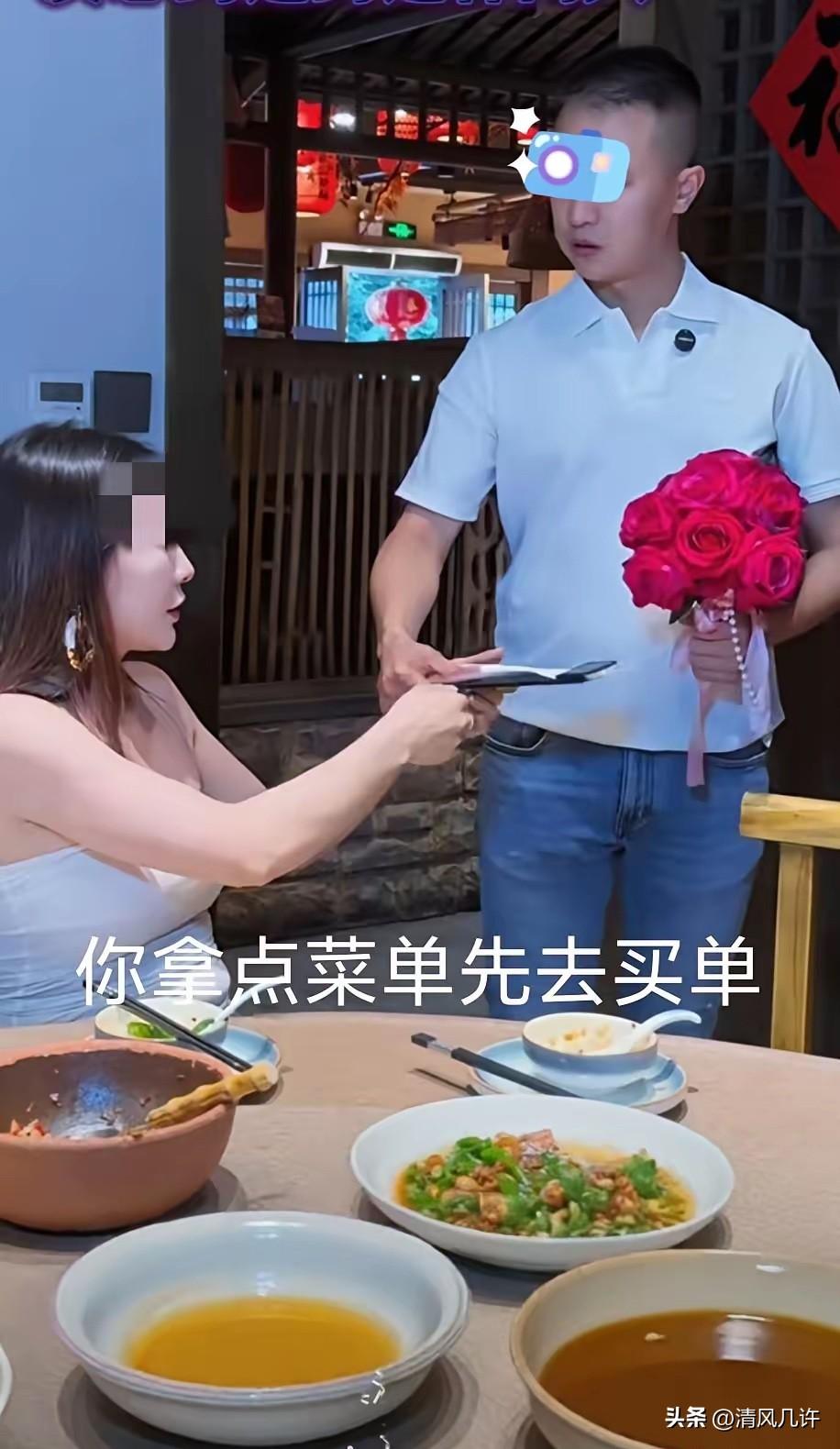 女孩约四川男孩来饭馆相亲，
她酒足饭饱后请男孩买单，男孩说:“我们不合适，凭什么