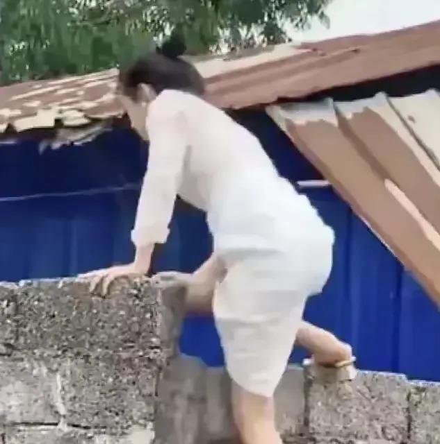 丈夫外出打工，妻子在家孤单，结果邻居老王成了常客，还偷偷翻墙见面。这事儿要是传出