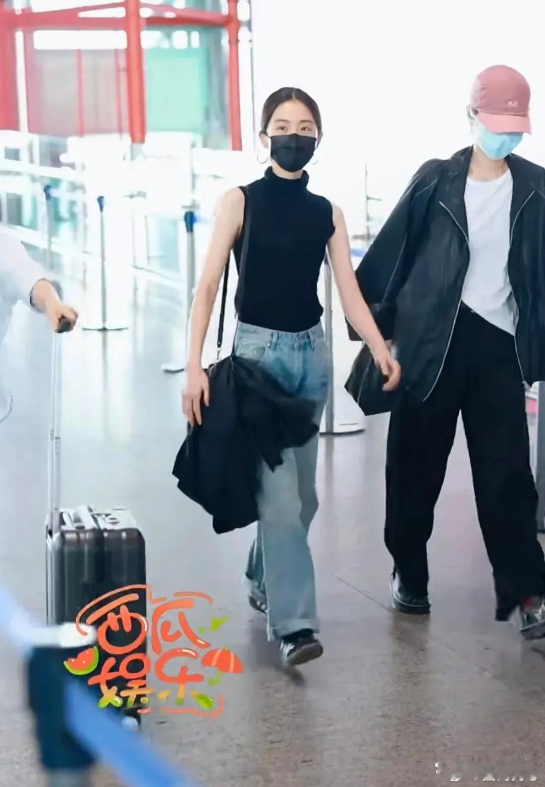 黄磊女儿黄多多暑假回国现身机场，镜头里的她自带文艺气质，线下真人更添灵动活泼，外