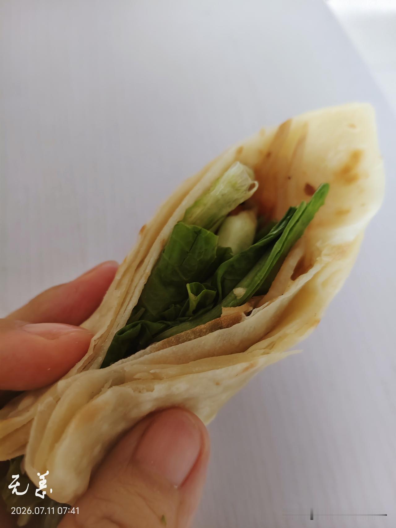 今天早晨吃的这是什么？
怎么这么好吃，
我连吃两角烙饼。
家里以前的炸酱发酸了，