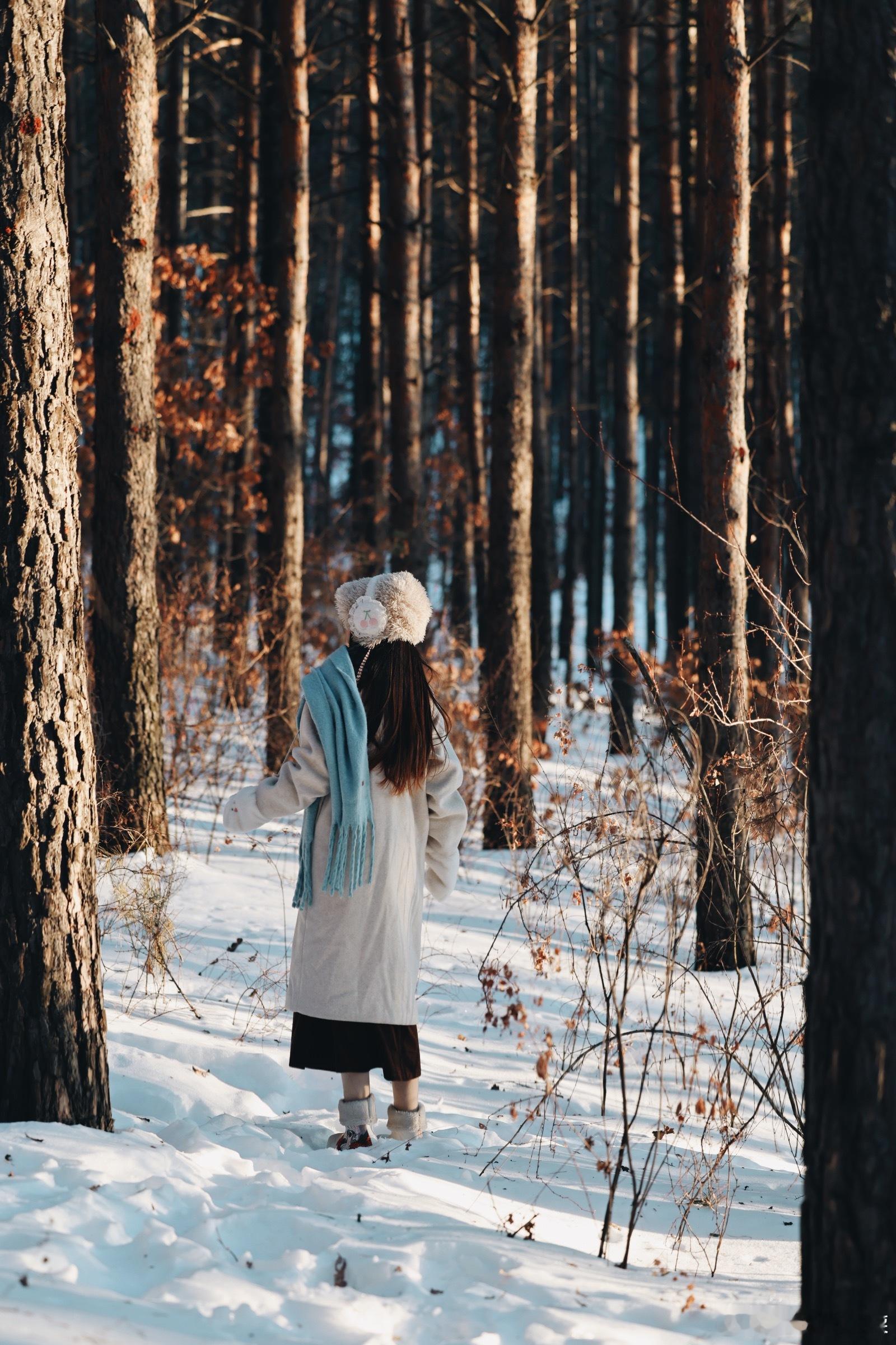 她一个人站在雪地里这落寞的武林啊比冬天还要孤独寒冷祖国最美冬天❄️莫过于东北东北