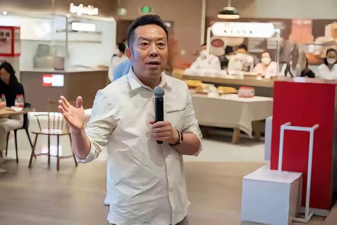 贾国龙是真闲不住，西贝品牌争议不断，他转身就接连上新餐饮项目。先是天边砂锅焖面落