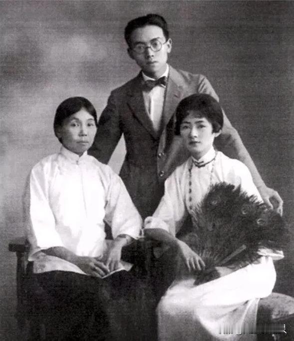冰心为什么不喜欢林徽因？冰心在抗战最艰难时，为了睡一张席梦思大床垫，动用军车把它