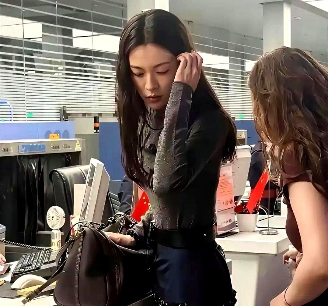 好家伙，难怪她绯闻就没断过！
咱就是说，随便一张路人抓拍的生图都这么能打，这状态