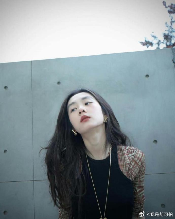 黄多多身上那份清冷疏离的诗意，有种天生为镜头而生的感觉，要是踏上演艺之路，一定很