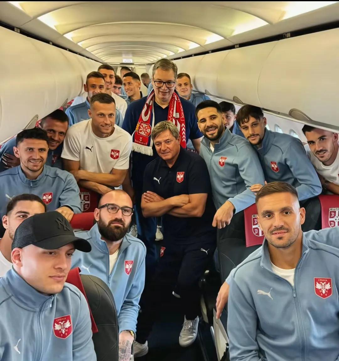 塞尔维亚总统武契奇为出征德国的🇷🇸国家队壮行，加油，塞铁！