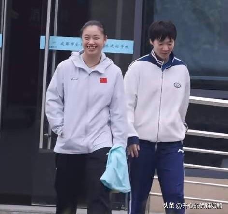 徐奕是个爱笑的女孩，也是王曼昱的开心果。
王曼昱性格有点内向，平时训练和比赛很累