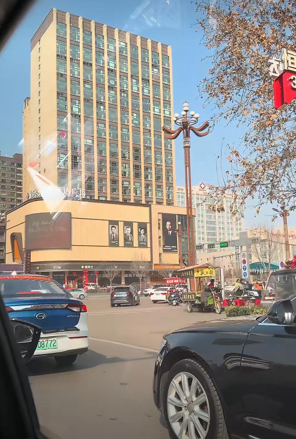 网友路过山西的一个商场时，发现外墙有几副巨大的帅气照片。拉进镜头一看震撼无比，原