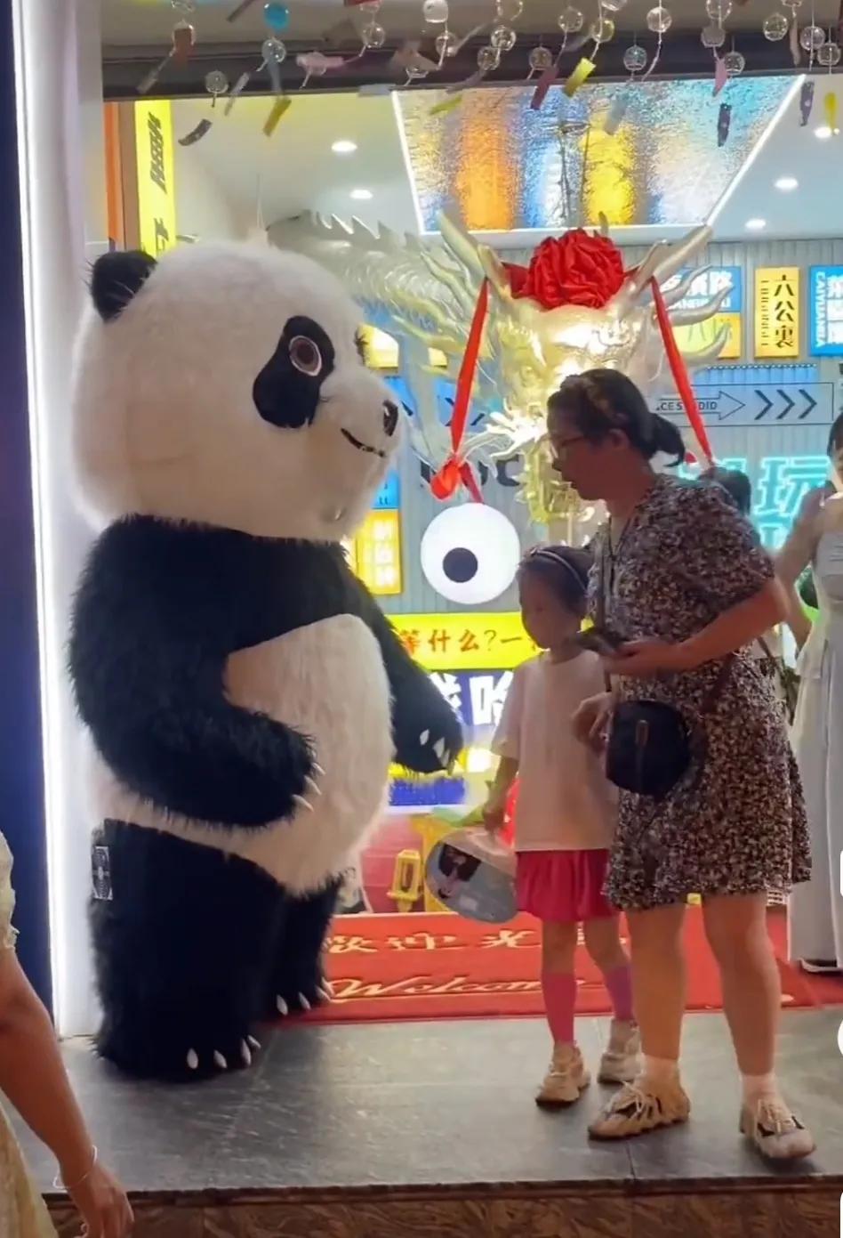 第一次看见和熊猫玩偶吵架的人，奇葩！
商场门口，站着一个熊猫大玩偶，因为天太热，