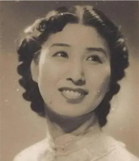 1940年深夜，郑苹如悄悄被押到小树林，特务看着她长得太漂亮了，实在是不舍得开枪