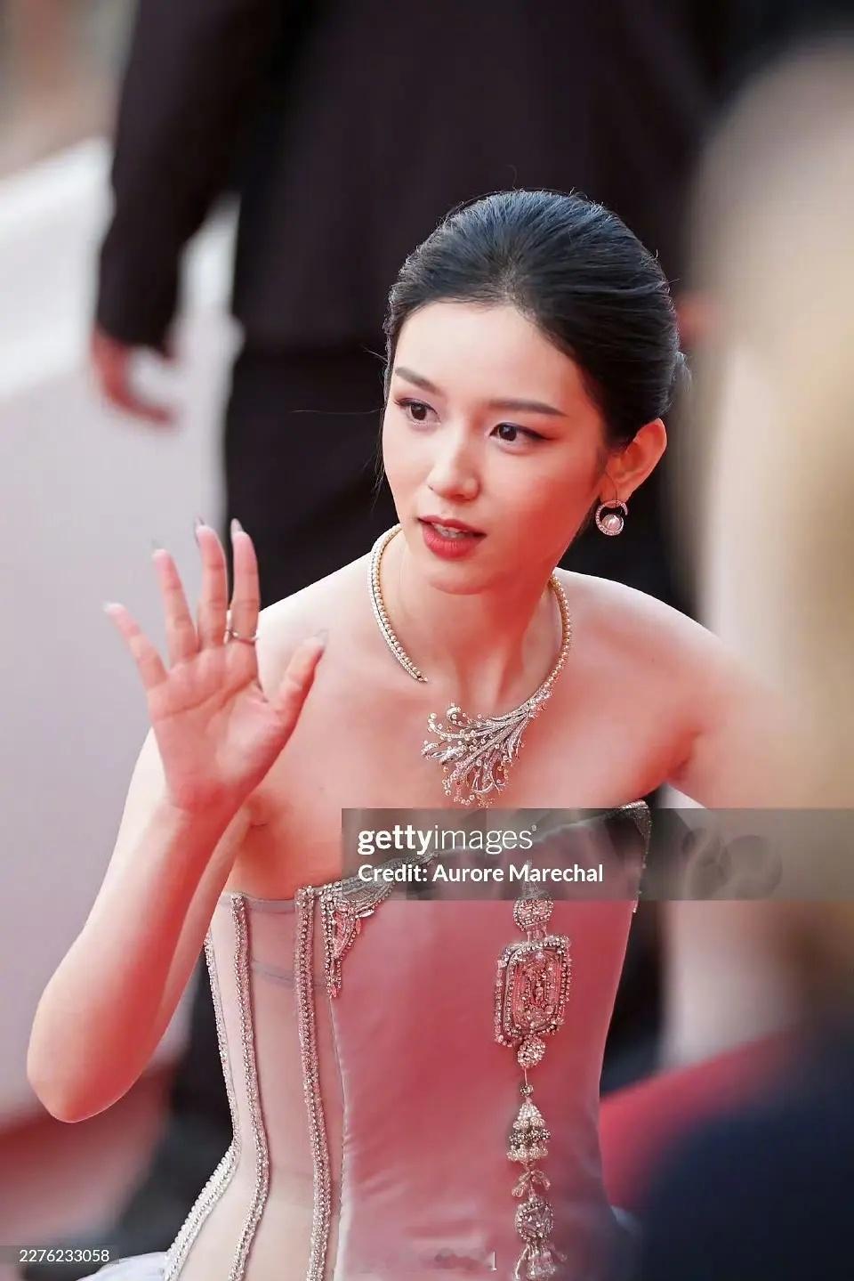 王亚飞真的有毒吧周也很美但这眼妆一直在倒油王亚飞最近被很多花粉永拒了，前两天是鞠