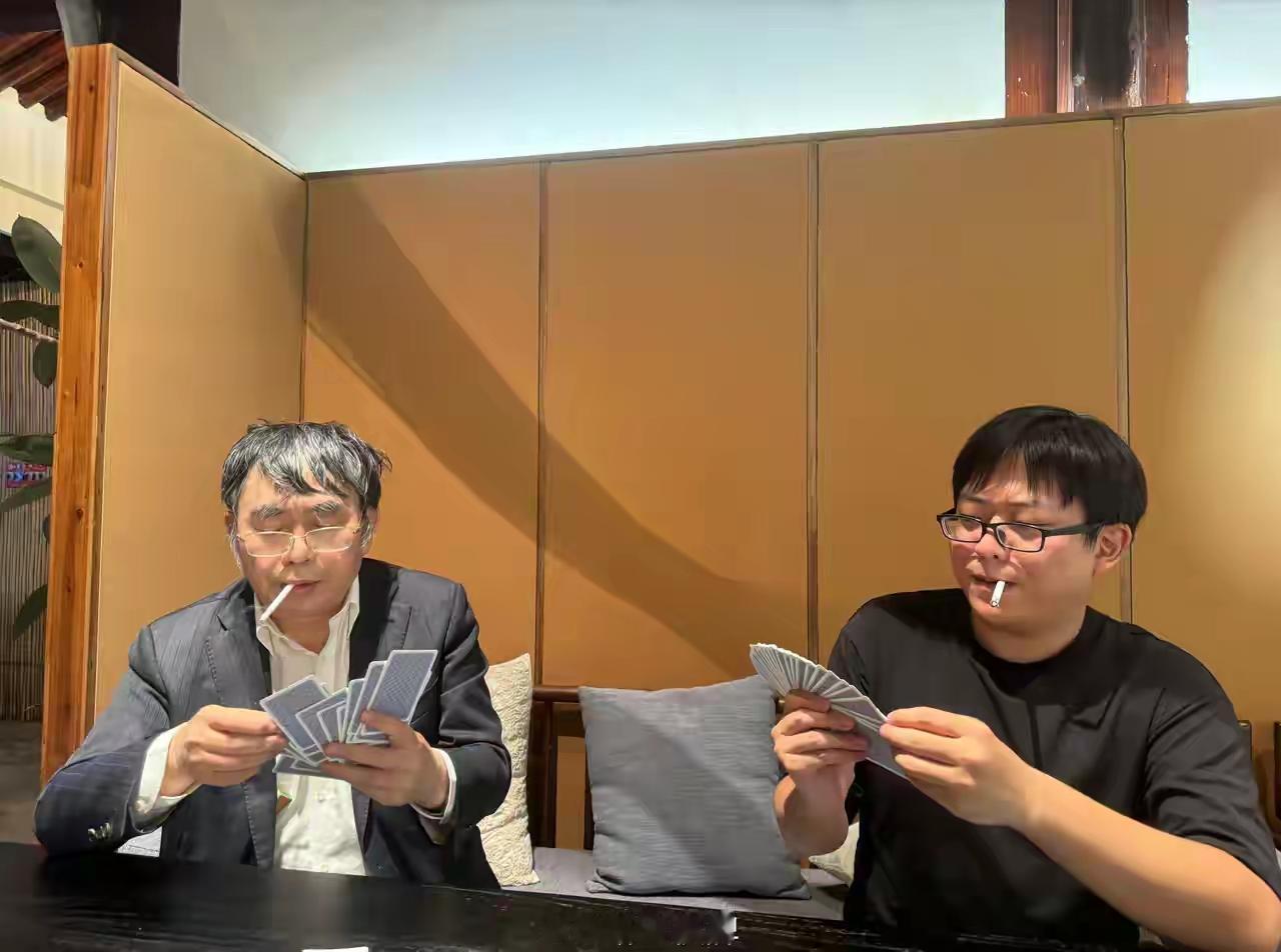 看到这张图片，相信多数人都会忍俊不禁、会心一笑。
聂老和儿子孔令文在一起打牌的情
