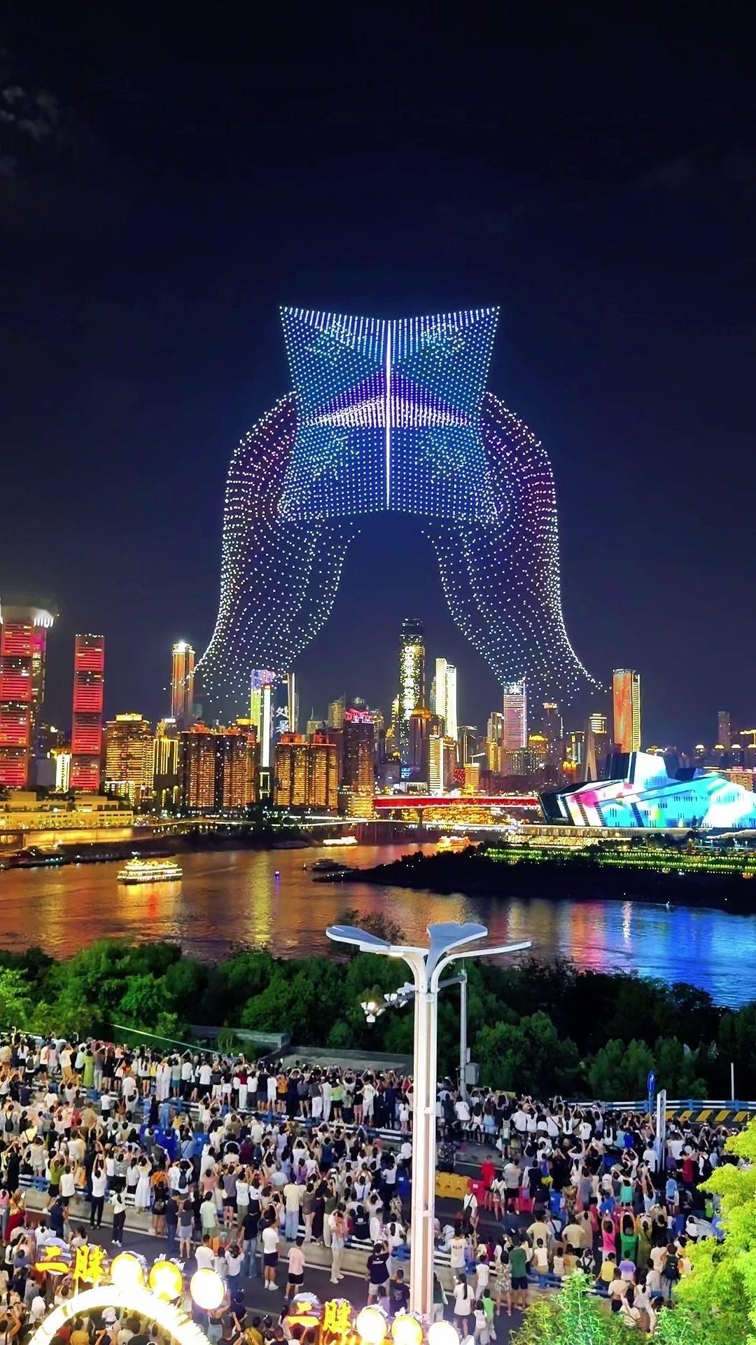 重庆5000架无人机组成“小时候”80后处暑泪目现场

🎆重庆的无人机表演太绝