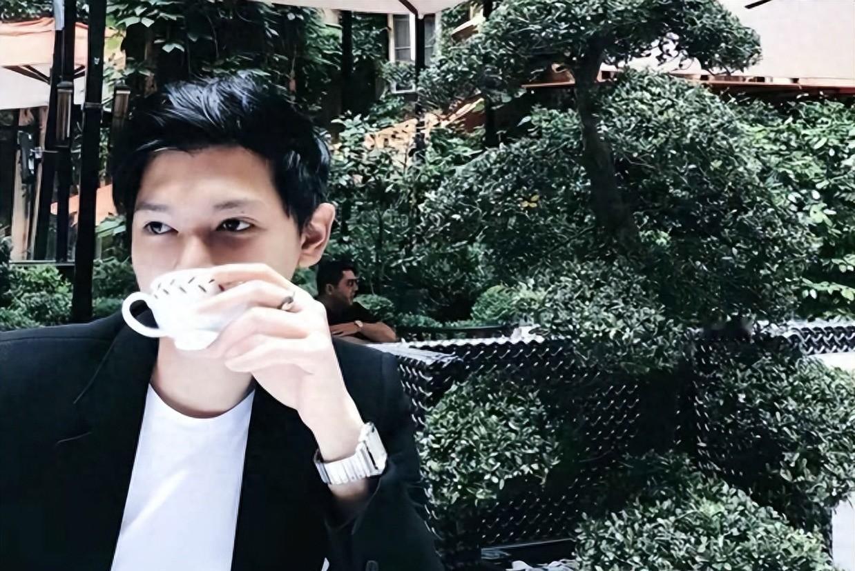 前夫说她生不了孩子，汪小菲却把婚戒套进她手指，说我们要生个“小七宝”。
当时郑扬