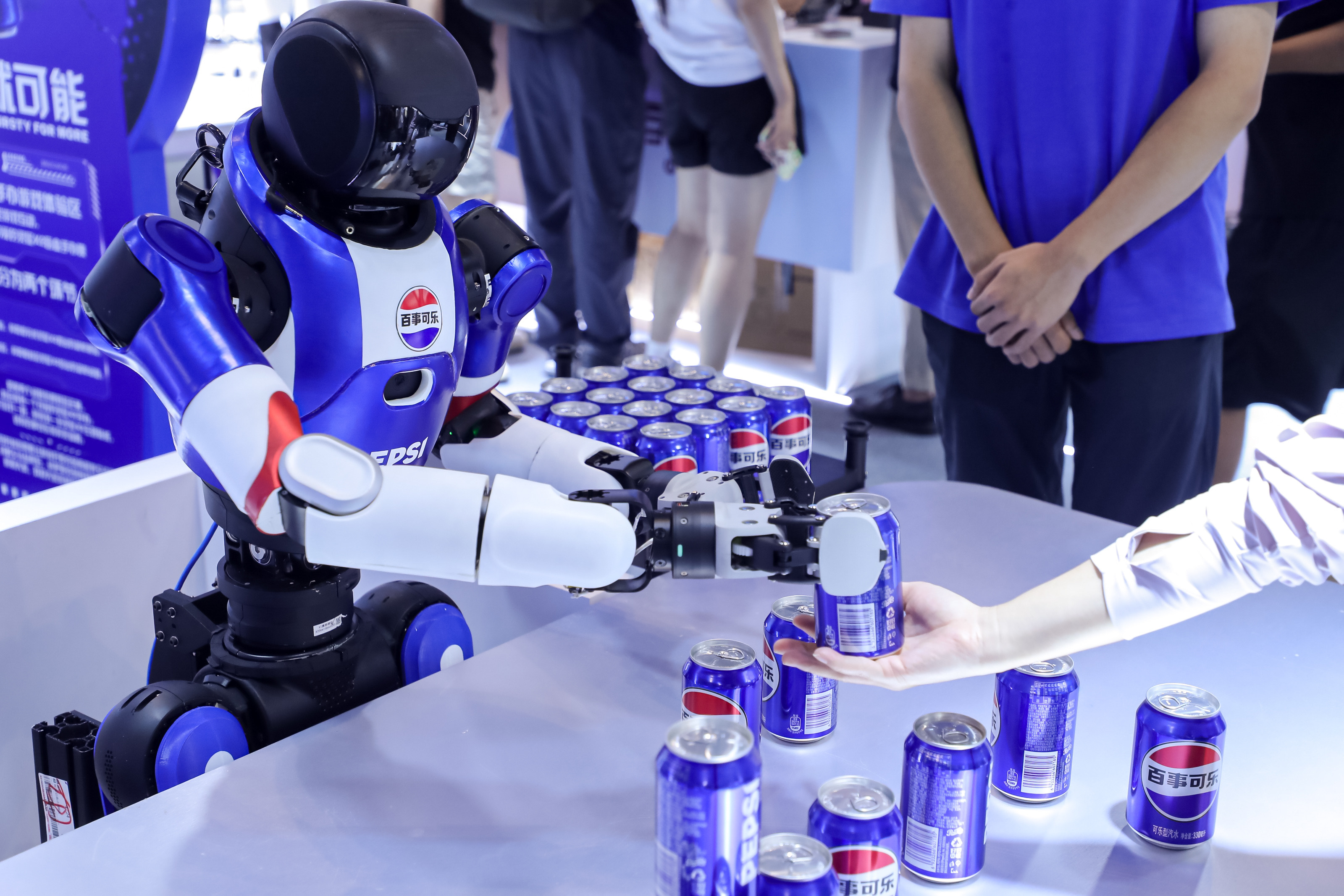 马斯克预言的机器人送餐在上海实现渴望就可能 2025年人工智能大会上，百事再一次