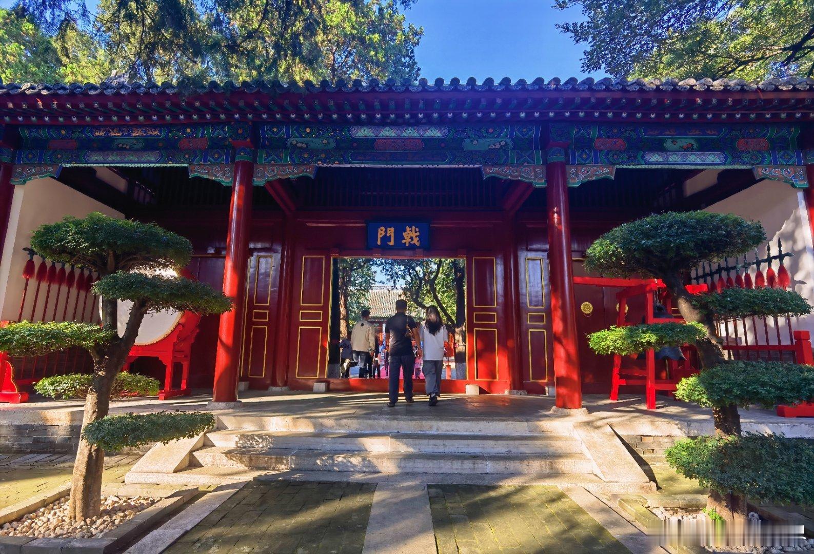 定州文庙‌是河北省保存最完整且规模最大的孔庙，始建于唐代，至今已有千年历史。文庙