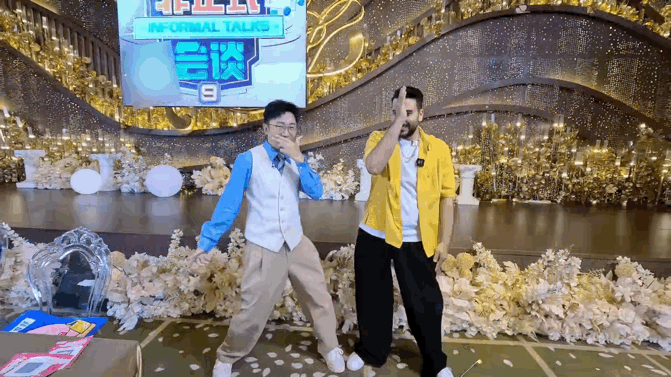 节目组反被杨迪做局了 杨迪在《非正式会谈》候场玩刮刮乐，完成任务后突然觉醒综艺之