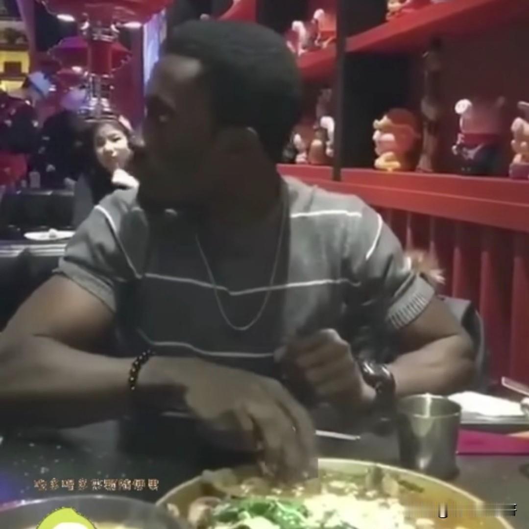 小姐姐认识了一个外国男朋友，第一次带出去吃饭就惊掉了她的下巴，她发现她男朋友吃饭