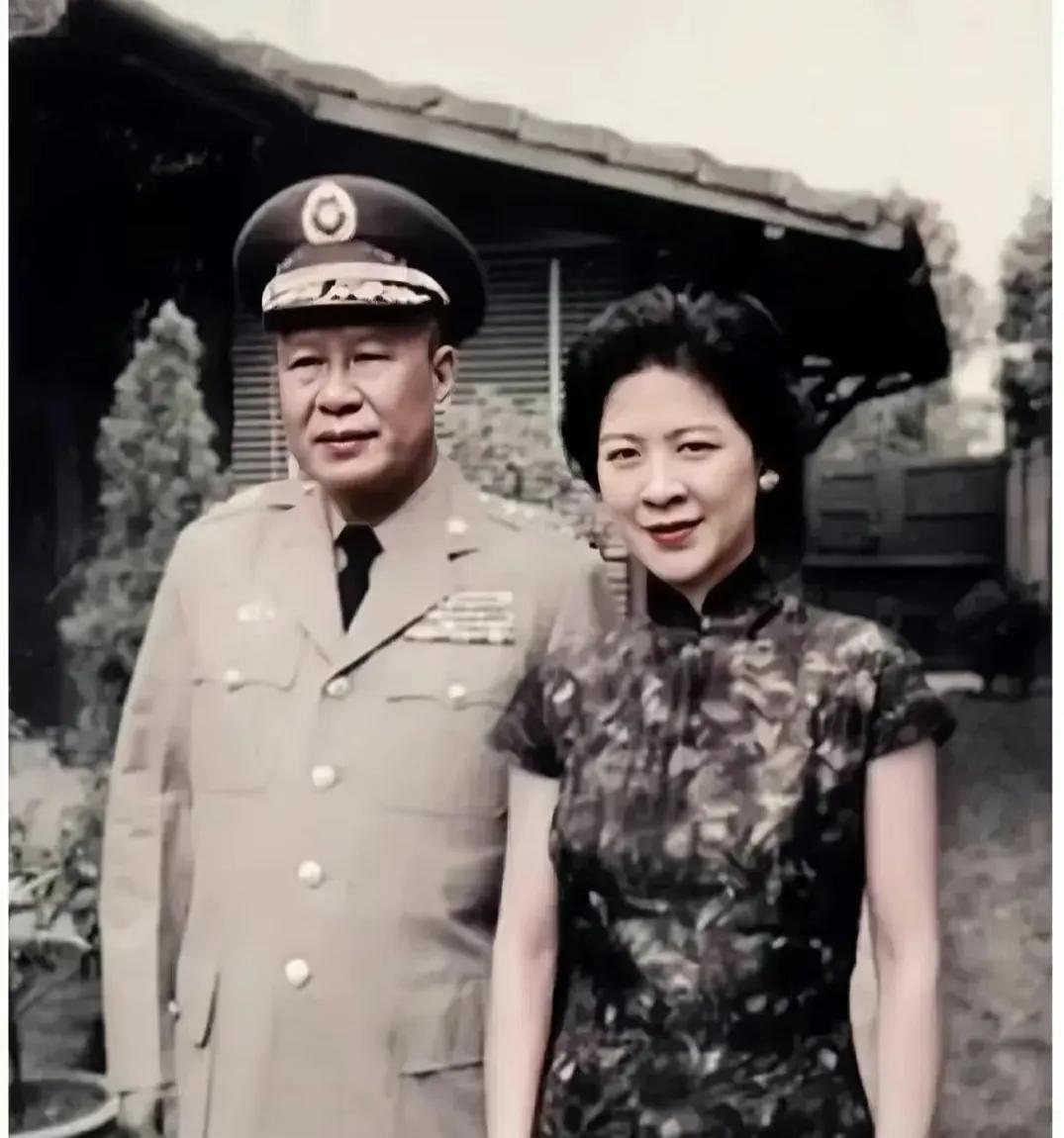 60年代，台北机场，白崇禧与大女儿白先智，一张罕见的留影，当时的白崇禧已经年过古