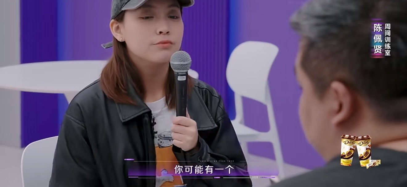 声鸣远扬训练室陈佩贤边唱边揣摩《天黑黑》的情感，一开口让人完全沉醉，怎么会有人唱