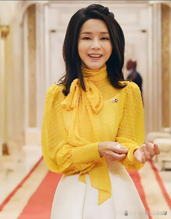 金建希的苦难可能要开始了！尹锡悦最近可谓是斯文扫地，为了抗拒调查和逮捕，直接脱了