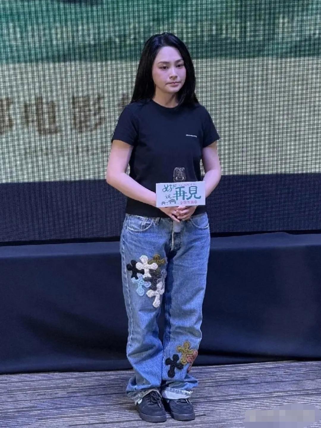 她的颜值单看是不输同龄的女明星，可就是身材矮点，有点矮有点胖就不太适合穿又宽又大