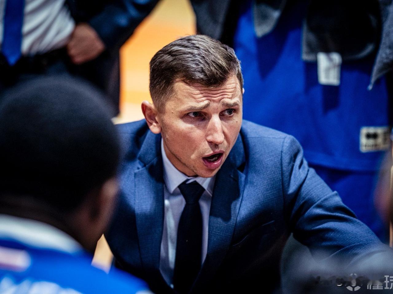 韩国男篮任命马祖尔斯为球队主帅…昨天，据韩国媒体报道，韩国男篮任命45岁拉脱维亚