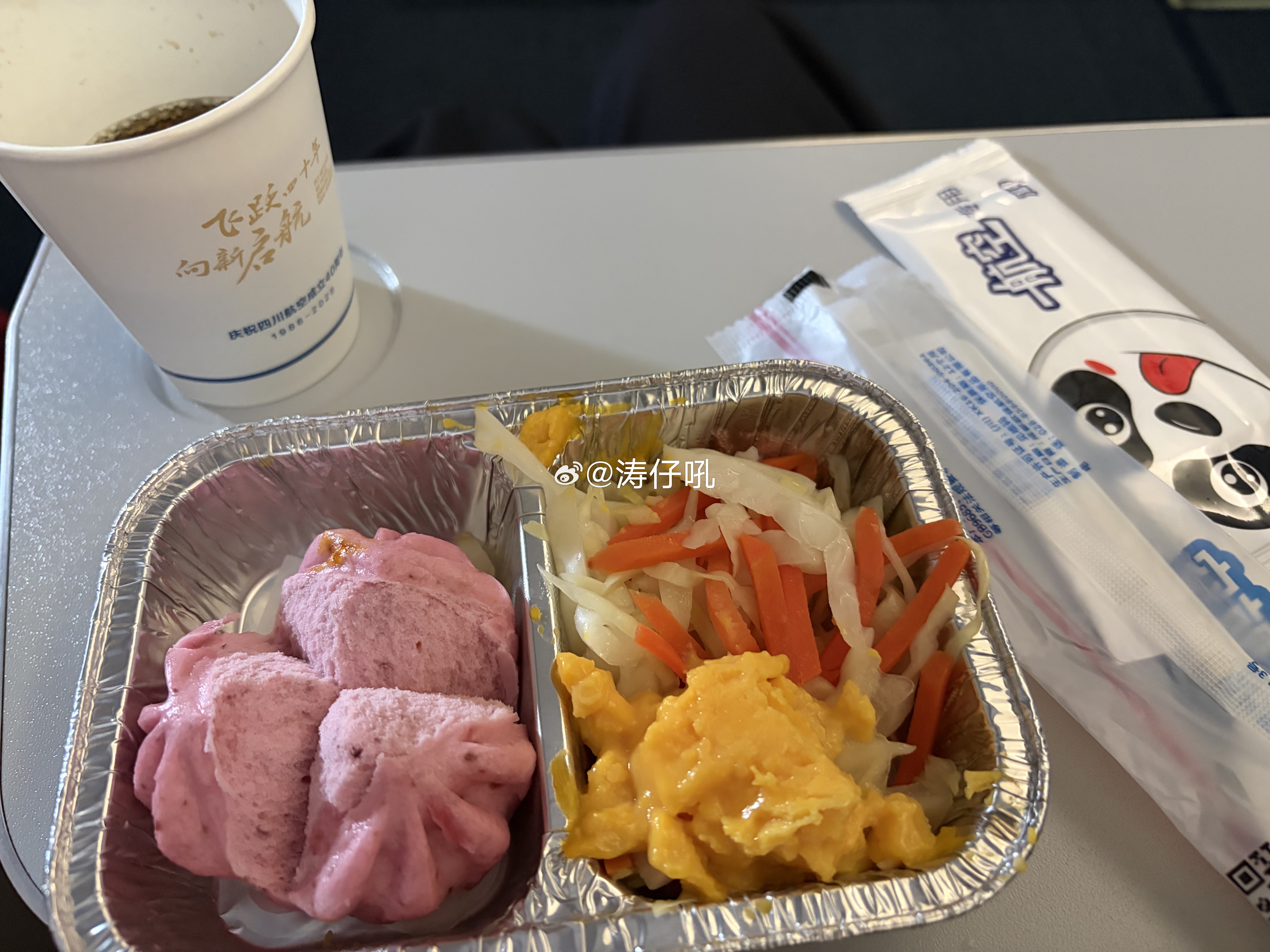 今天好兄弟做川航的「双流=深圳」早班机，意外的发现白粥已经没有了，取而代之的是炒