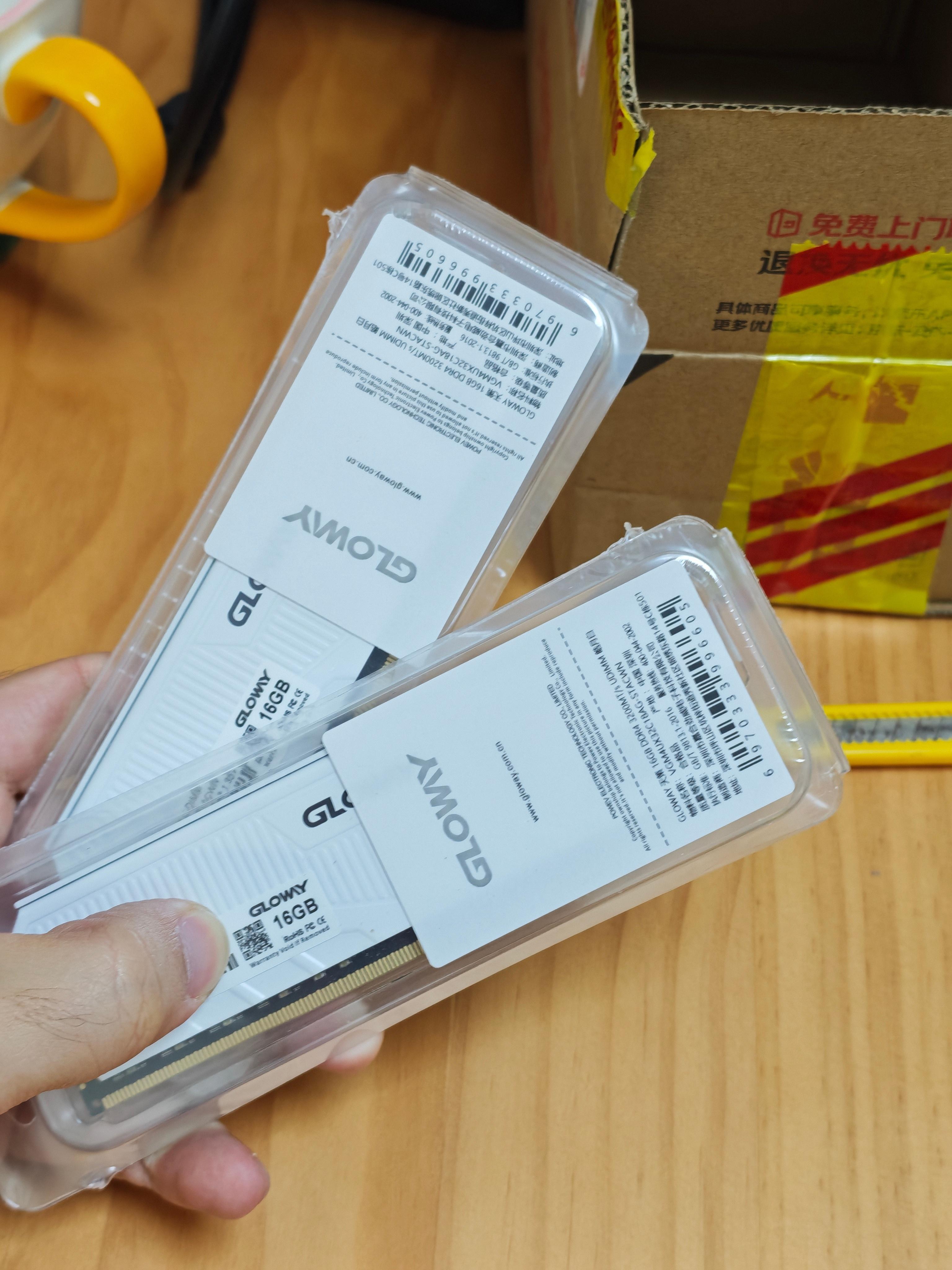 现在的内存条真的比黄金还贵，刚入两根之前买这两根16G只要400块钱现在要100