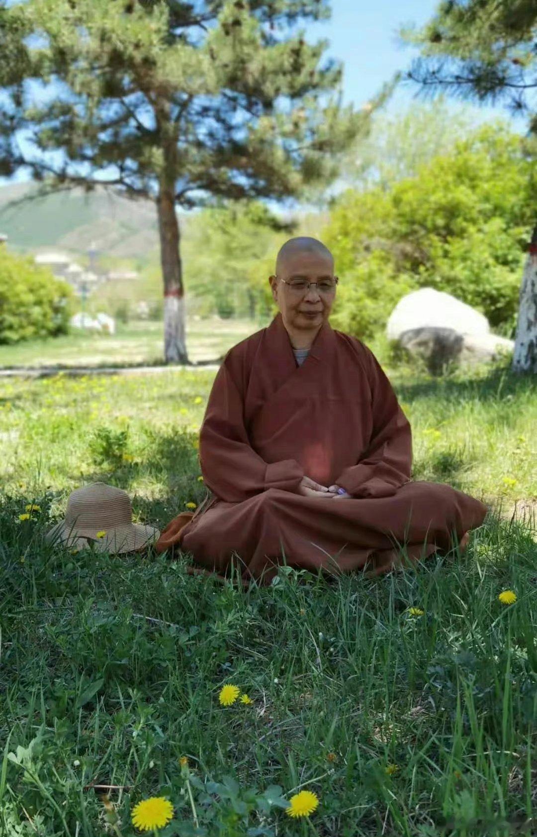 话不投机时，少言就好，不必勉强自己去找话题。也许冷场让人觉得尴尬，但硬生生地无话
