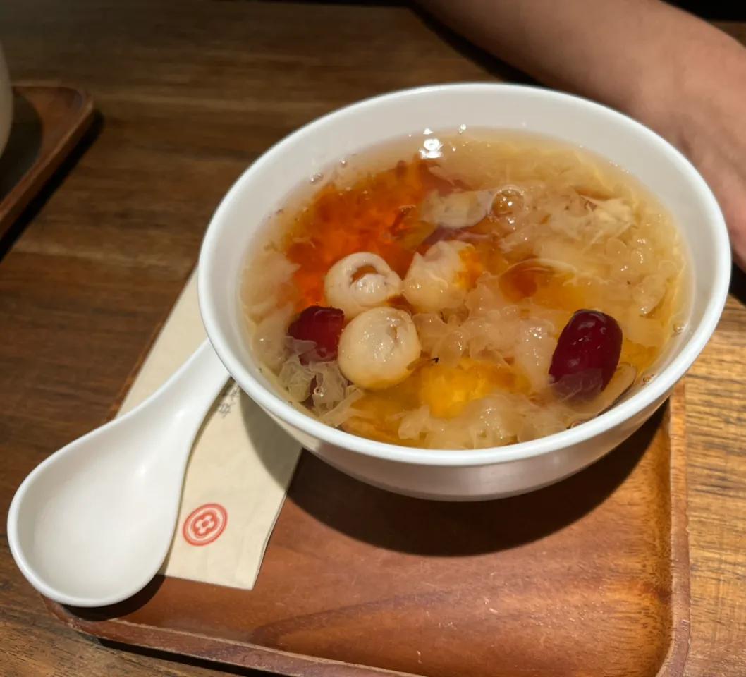 婚姻是双方之间相互理解、相互信任和包容。