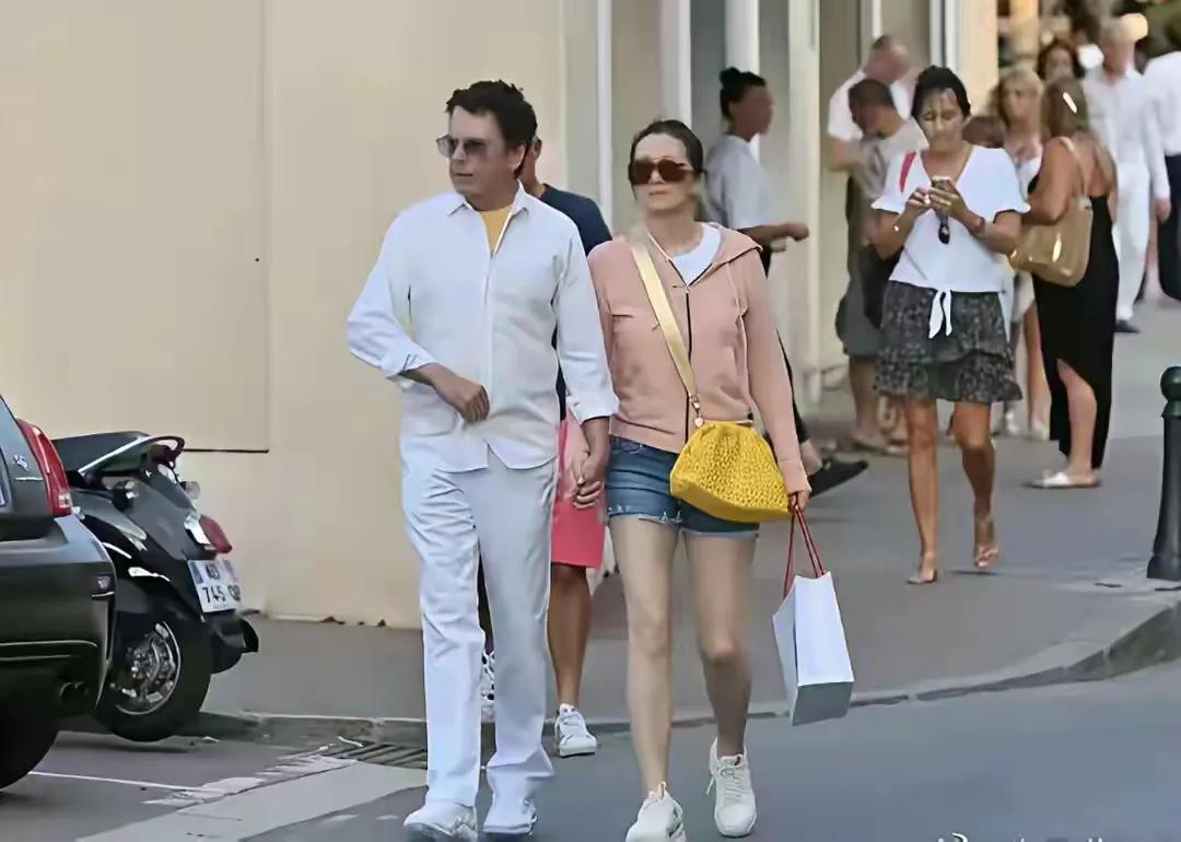 巩俐和老公漫步在法国的大街上，他们的状态实在让人羡慕不已。巩俐快60岁了，看上去